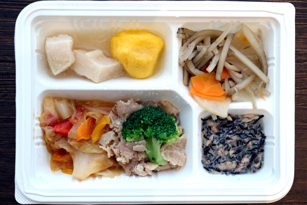 ウェルネスダイニング「気配り宅配食」豚肉とキャベツの味噌炒め