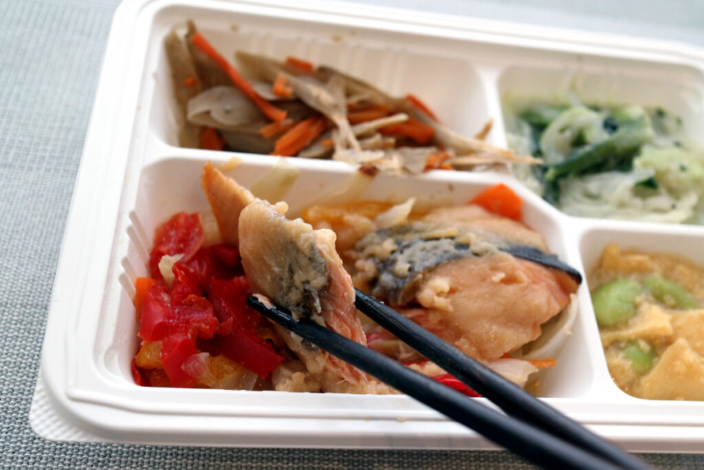 ウェルネスダイニング「気配り宅配食」鮭のちゃんちゃん焼き_